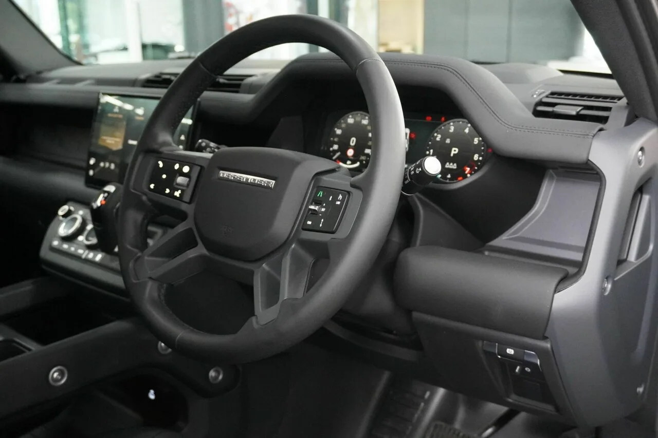 2025 Land Rover Defender 110 P400 AWD X-Dynamic SE L663 25.5MY, photo 3